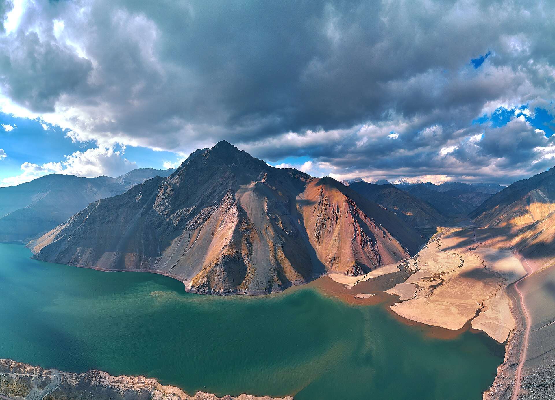The turquoise Embalse El Yeso in the Cajón del Maipo
