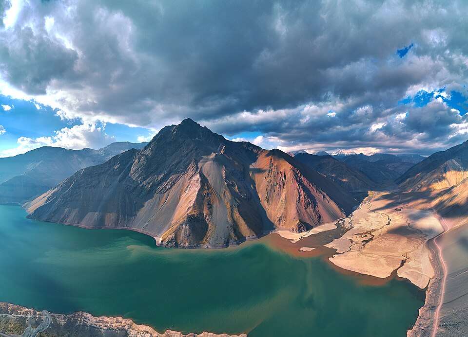 The turquoise Embalse El Yeso in the Cajón del Maipo