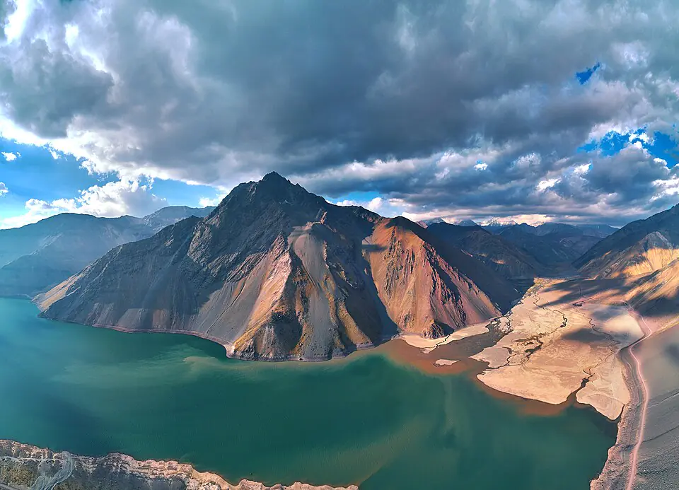 The turquoise Embalse El Yeso in the Cajón del Maipo